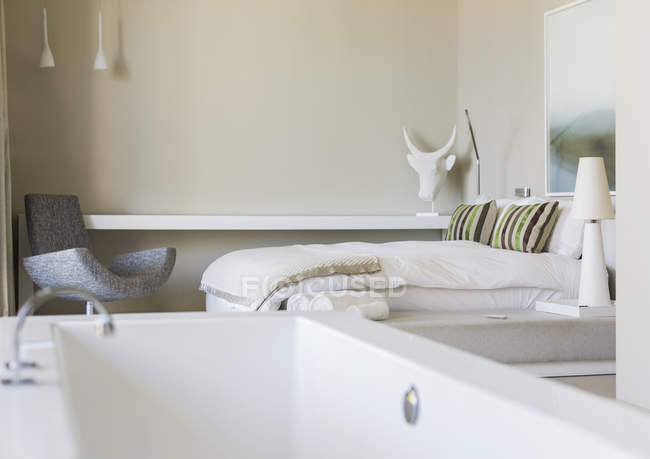 Крупный план ванны в современном интерьере спальни — стоковое фото