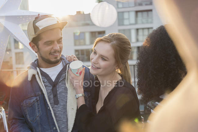 Casal jovem bebendo e desfrutando de festa no telhado — Fotografia de Stock