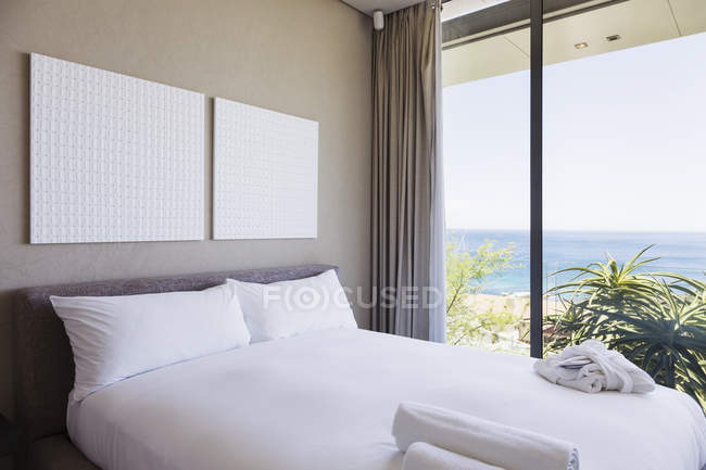 Сучасний інтер'єр спальні з видом на океан — стокове фото