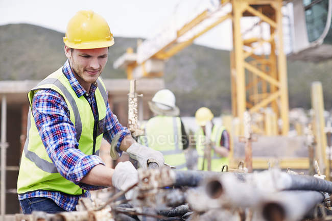 Trabajador de la construcción trabajando en obra - foto de stock