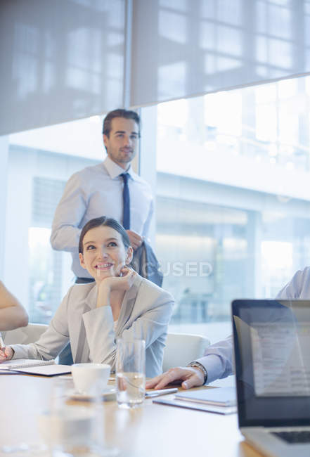 Gente de negocios hablando en reunión - foto de stock