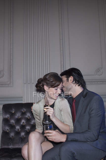 Couple bien habillé buvant champagne et câlins — Photo de stock