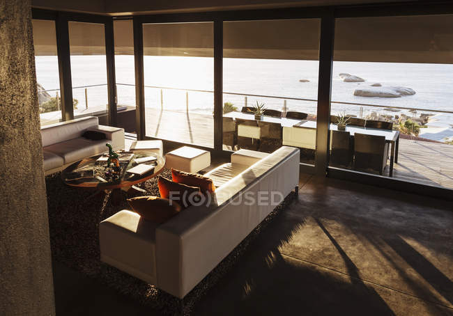 Сучасні вітальня з видом на океан — стокове фото
