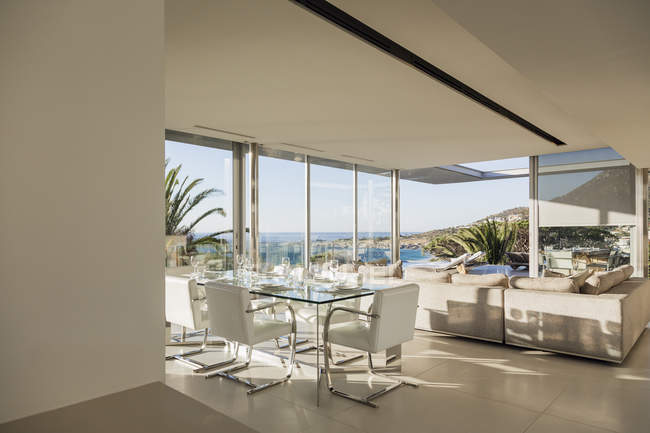 Modern open floor plan overlooking ocean — Stock Photo