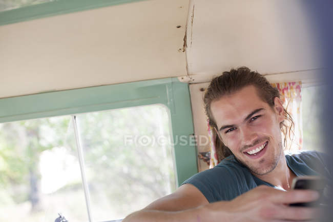 Uomo sorridente in camper — Foto stock