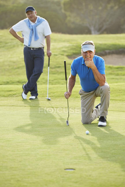 Hommes âgés caucasiens sur le terrain de golf — Photo de stock