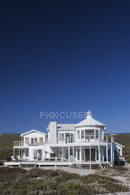 Vue panoramique de belle maison de plage — Photo de stock