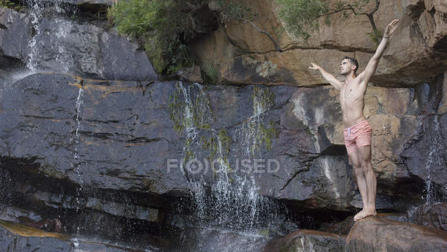 Mann auf Felsen bereitet sich auf Tauchgang vor — Stockfoto