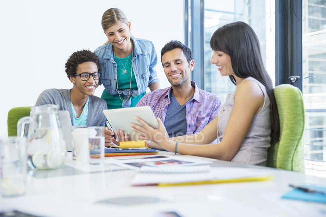 Empresários usando tablet digital em reunião no escritório moderno — Fotografia de Stock