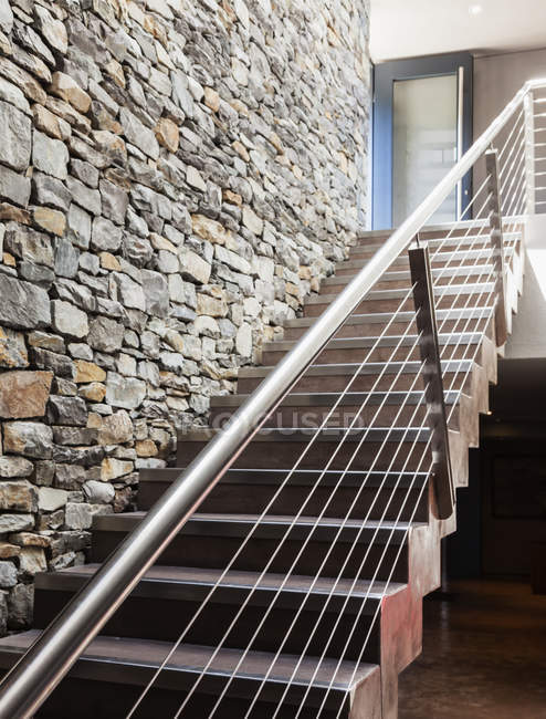 Каменная стена и современные лестницы — стоковое фото