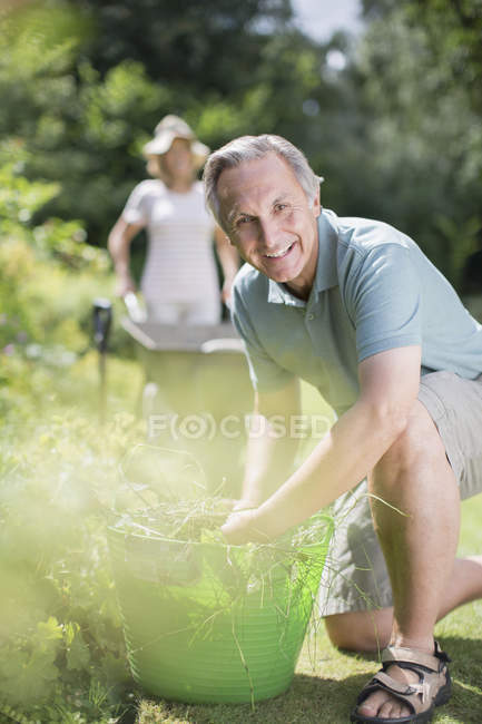 Felice coppia di anziani che lavorano in giardino — Foto stock