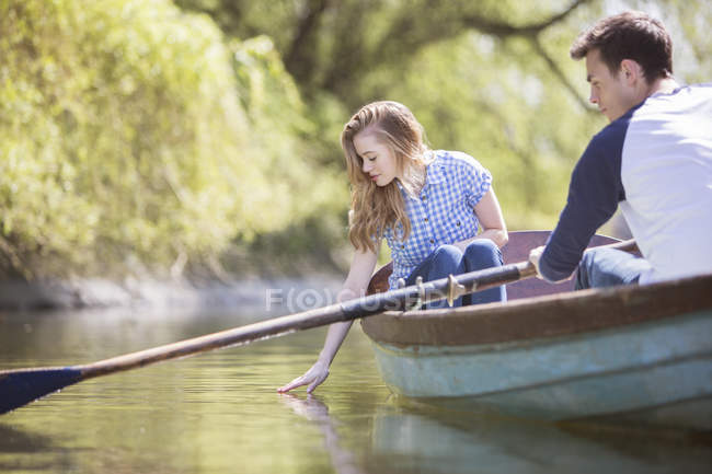 Casal em barco a remos no rio durante o dia — Fotografia de Stock