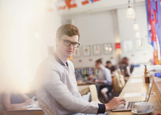 Retrato homem usando laptop no café — Fotografia de Stock