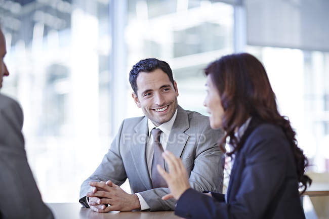 Pessoas de negócios adultos de sucesso conversando em reunião — Fotografia de Stock