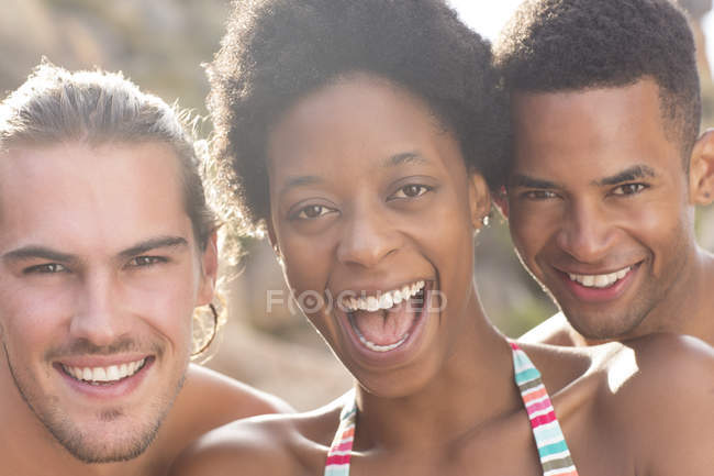 Retrato de amigos sorridentes durante o dia — Fotografia de Stock