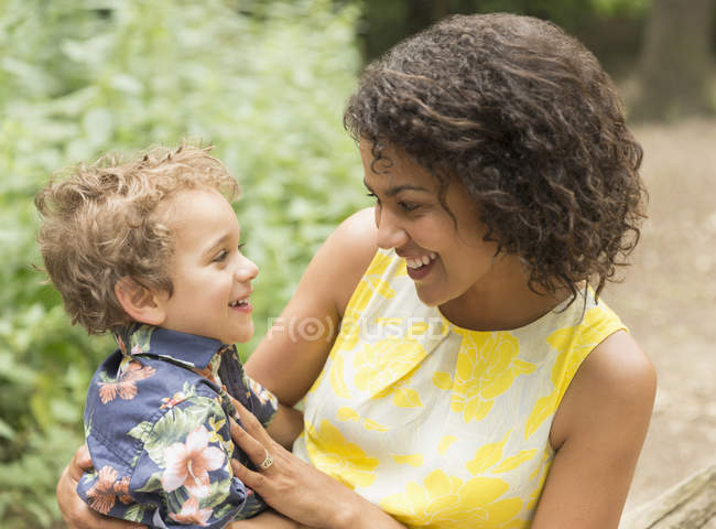 Mãe e filho sorridentes cara a cara — Fotografia de Stock