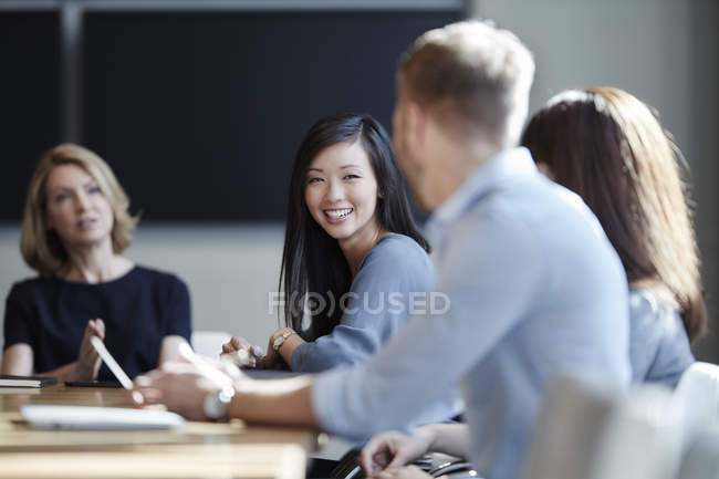 Lächelnde Geschäftsfrau bei Treffen — Stockfoto