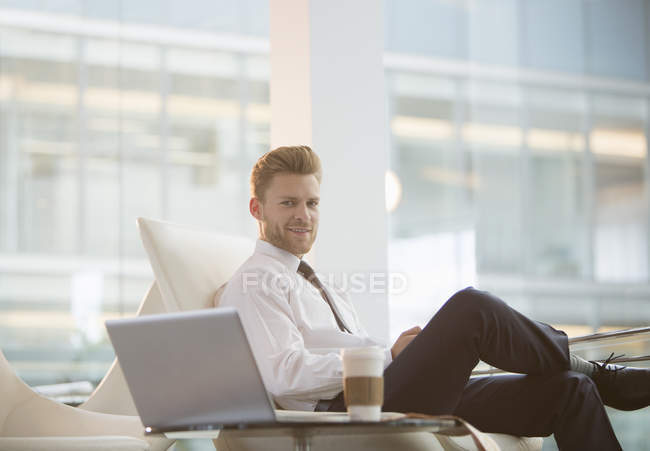 Uomo d'affari che utilizza laptop in ufficio — Foto stock