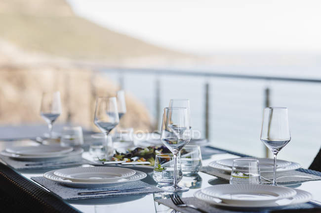 Gedeckter Tisch auf luxuriöser Terrasse — Stockfoto