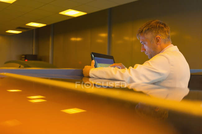 Trabajador en pantalla táctil en fábrica - foto de stock