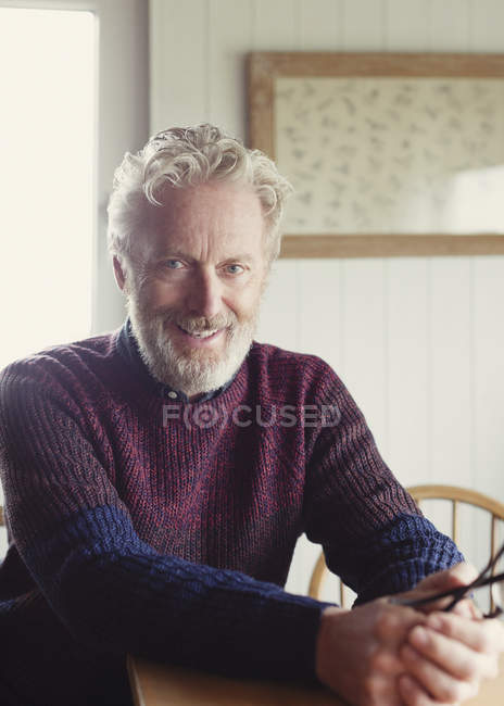 Портрет улыбающегося пожилого человека — стоковое фото