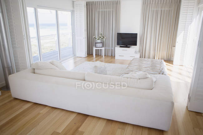 Sala de estar moderna en interiores - foto de stock
