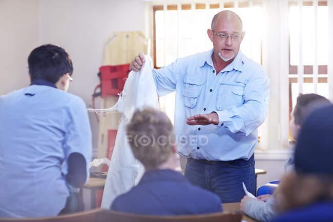 Instructor leading medical training class — Stock Photo
