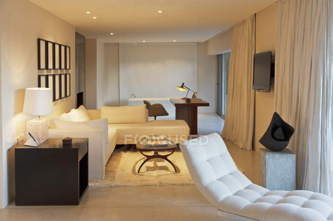 Шезлонг и диван в современной гостиной — стоковое фото