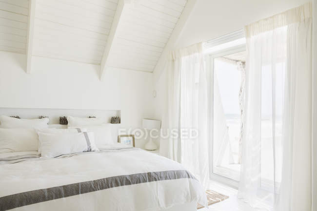 Camera da letto moderna all'interno durante il giorno — Foto stock