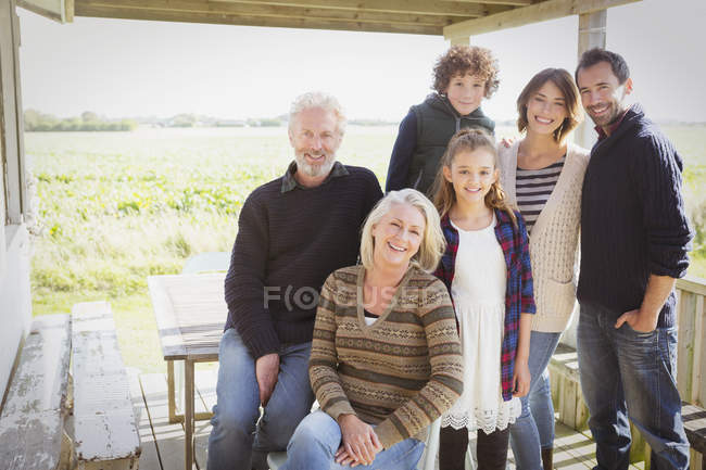 Портрет улыбающейся многодетной семьи на крыльце — стоковое фото