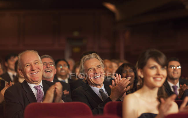 Le public du théâtre riant et applaudissant — Photo de stock