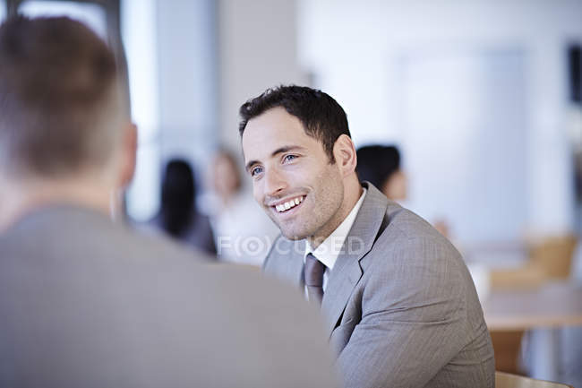 Gente de negocios adultos de éxito hablando en la oficina - foto de stock