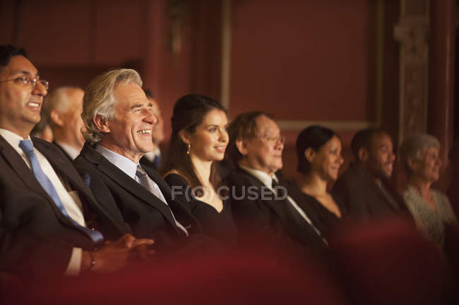 Sonriente audiencia de teatro en el interior - foto de stock
