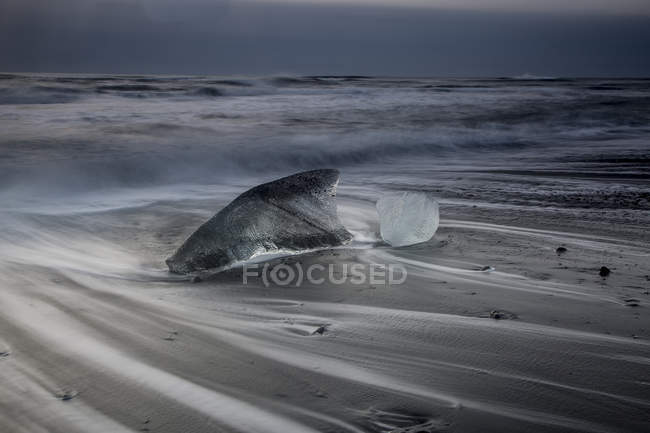Eis am stürmisch kalten Ozeanstrand, Island — Stockfoto