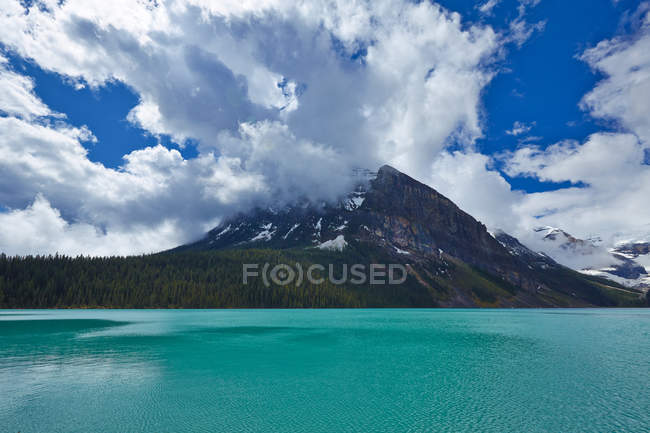 Montagnes enneigées surplombant le lac glaciaire — Photo de stock