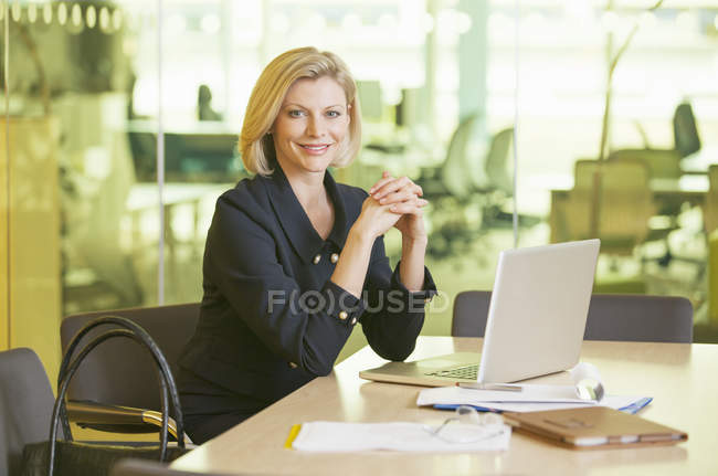 Donna d'affari che utilizza il computer portatile in ufficio — Foto stock