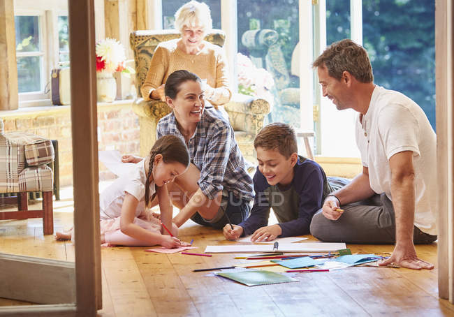 Coloriage familial sur le sol dans la salle de soleil — Photo de stock