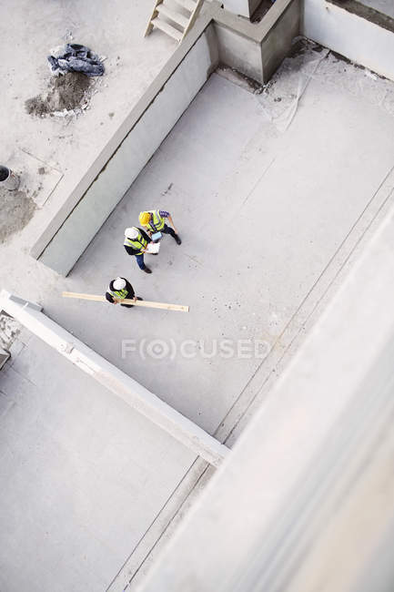 Visão geral dos trabalhadores da construção civil no estaleiro — Fotografia de Stock