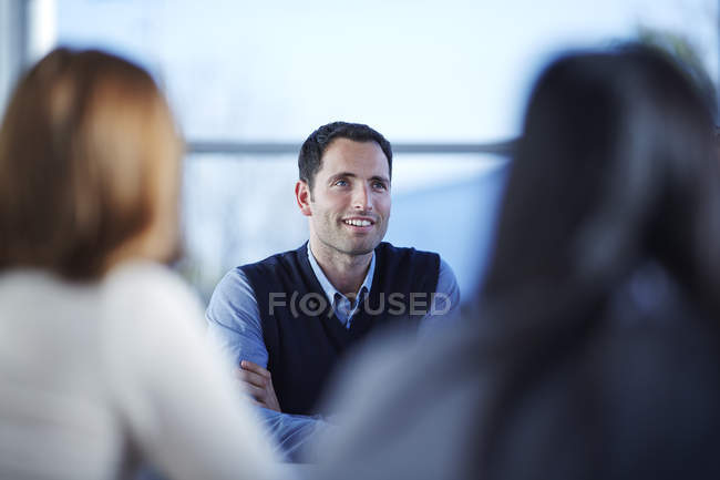 Exitoso hombre de negocios adulto sonriendo en la reunión - foto de stock