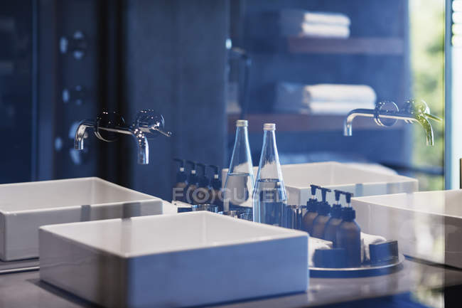 Раковина в современной ванной комнате — стоковое фото