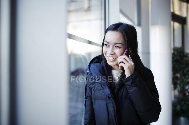 Mulher de negócios adulta bem sucedida falando no telefone celular — Fotografia de Stock