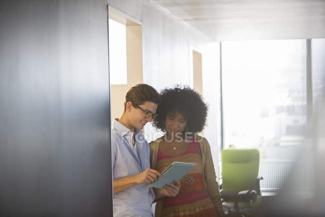 Empresários usando tablet digital no escritório — Fotografia de Stock
