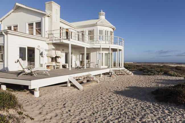 Scenic view of beach house overlooking ocean — Stock Photo