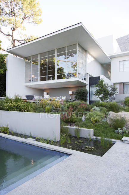 Gartengestaltung vor modernem Haus — Stockfoto