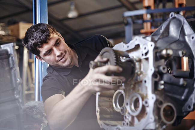 Mechanic fixing part in auto repair shop — Stock Photo
