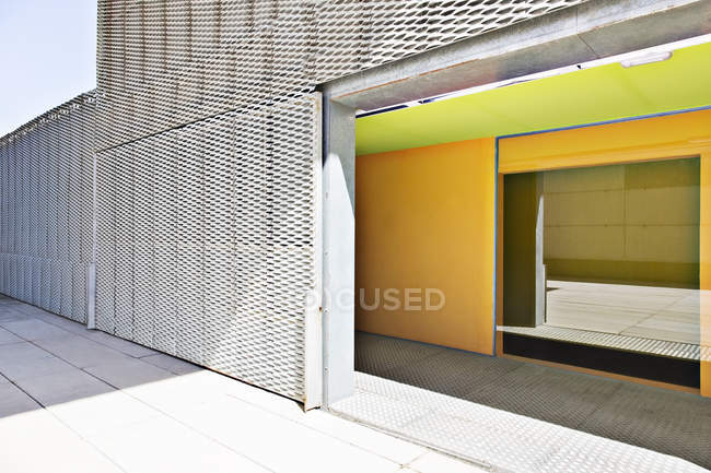 Eingang zum modernen Gebäude — Stockfoto