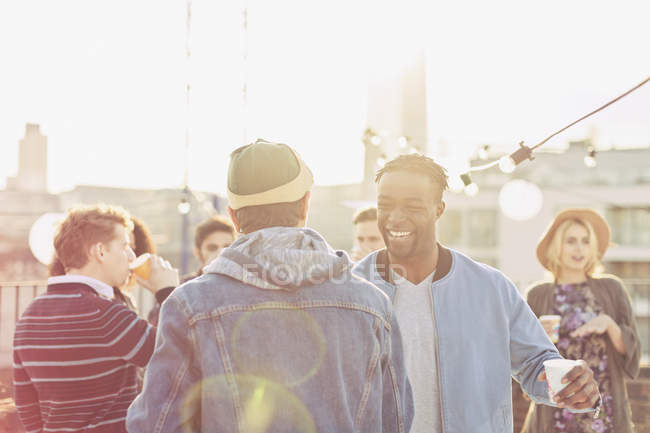 Friends enjoying rooftop party — Stock Photo