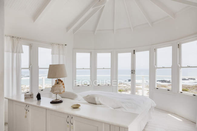 Weiß Schlafzimmer Innenraum mit Blick auf den Ozean — Stockfoto