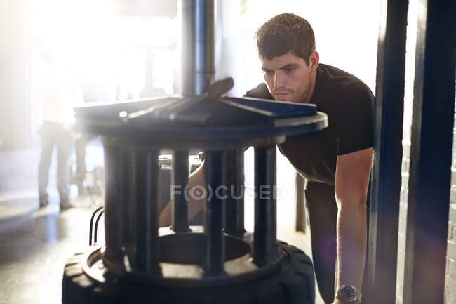 Mechanic using tire machinery in auto repair shop — Stock Photo