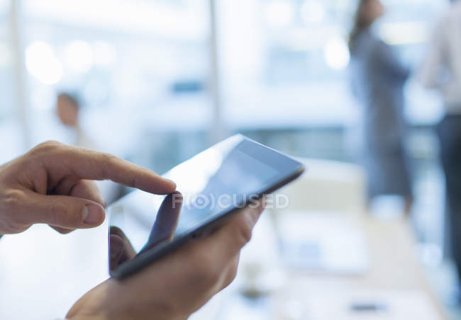Empresário usando tablet digital no escritório — Fotografia de Stock